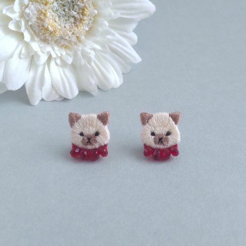 シャム猫の刺繍耳飾り