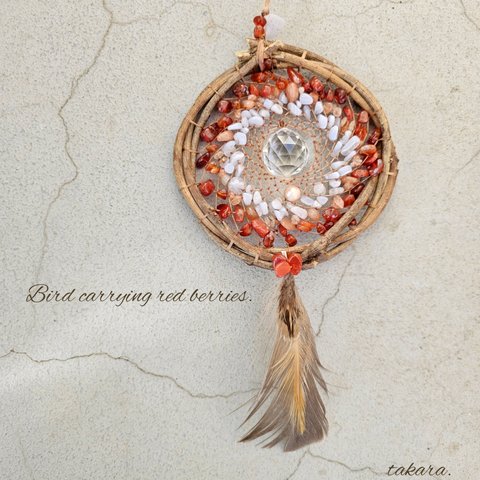 dreamcatcher. “ 赤い実を運ぶ鳥bird carrying red berries. ”