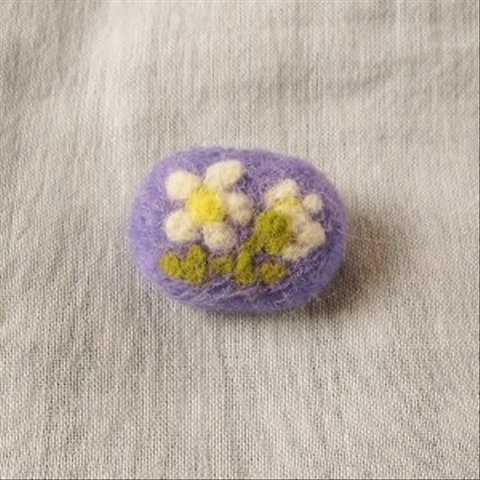 フェルト刺繍のブローチ　白いお花(FAB-001-F)