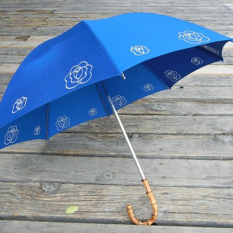藍に白いバラの刺繍が オトナかわいいシンプル日傘