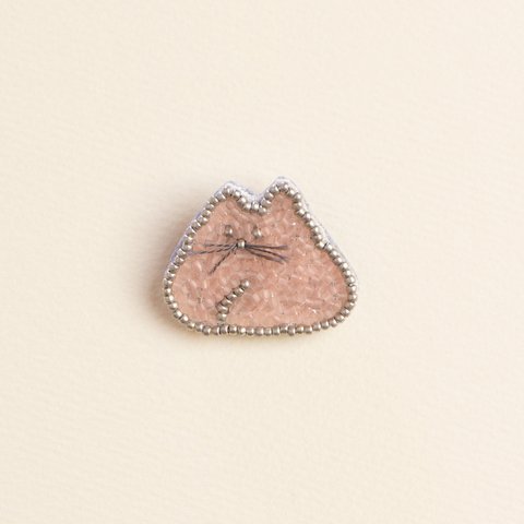 koubako-neko＊ビーズ刺繍ブローチ（fancy pink）│ピンクのもっちゃり香箱ねこ