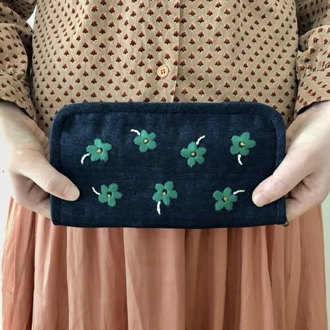 レトロなお花の手刺繍財布(ネイビー)