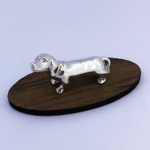 【ミニチュアダックスフンド】シルバー1000・犬の小さい置物　MiniatureDachshund　純銀プチオブジェ　愛犬　記念　彫刻　ペット供養