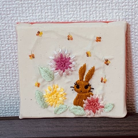 刺繍飾り　パネル　ウサギとダリア