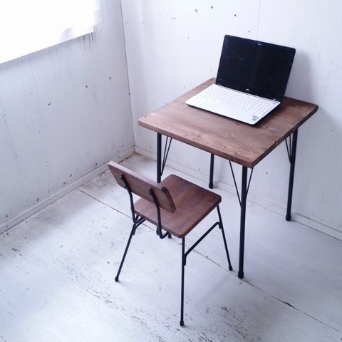 無垢ヒノキで造る家具　アンティーク風　パソコンデスク 鉄脚　アイアン脚 作業デスク