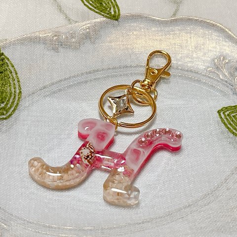 【ハンドメイド】イニシャル　 『H』  キーホルダー　砂浜　水面　レジン　貝殻　カラーシェル