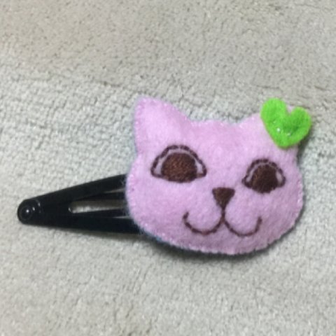 ねこのぱっちんどめ    薄ピンク