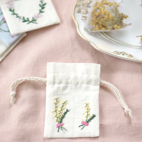 サシェにもなるお花刺繍の小袋　ミモザ　布　ハーブ