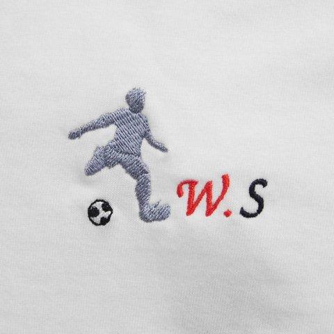 サッカーのシルエットとイニシャル刺繍入りＴシャツ　6.2オンス　男女兼用