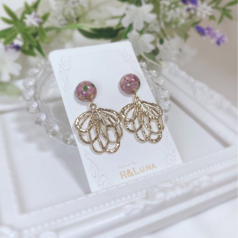 ✩.*˚押し花とゴールドのピアス✩.*˚