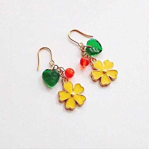 黄色のお花のピアス/イヤリング