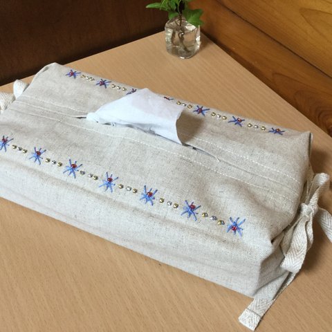 ビーズ刺繍のボックスティッシュカバー（青の煌めき）