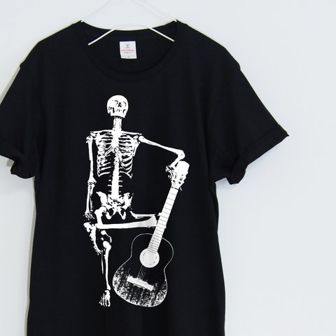 骸骨とギターの音楽Ｔシャツ ～ 【ブラック】 ユニセックス 半袖クルーネックTシャツ