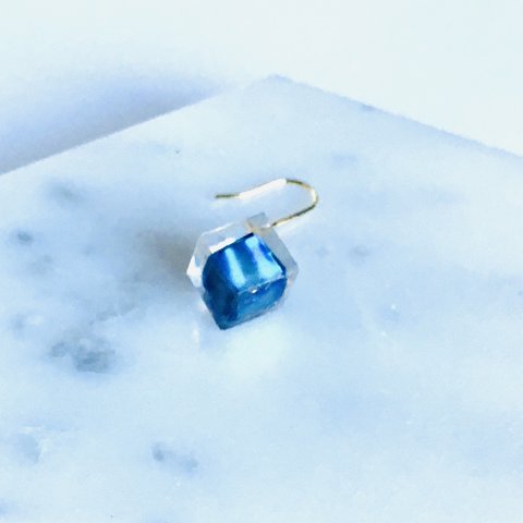 透明なキューブのブルー螺鈿ピアスイヤリング Transparent cube Blue Mother-of-pearl  Cube pierced earrings【1551】