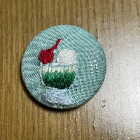 クリームソーダの刺繍くるみボタン