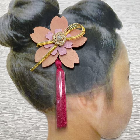 木で出来たピンクの桜、お花、マゼンタピンクタッセル、金色、白水引きのついた春らしい髪飾りが出来ました。