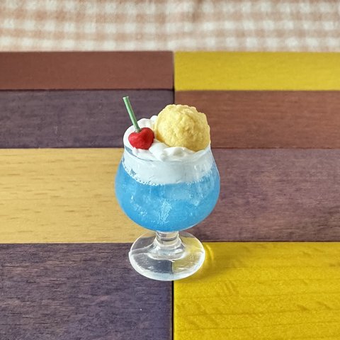 レトロな喫茶店＊濃いめのブルーハワイクリームソーダ＊バニラアイス乗せ