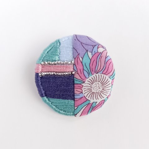 リバティ生地と刺繍のブローチ    Embroidery brooch