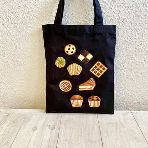 Cafe-sweets☆羊毛刺繍 キャンバストート〜焼菓子ミックス🍪🥮🧇（ブラック）