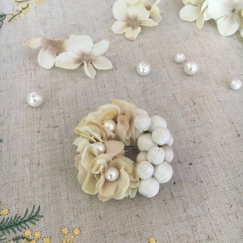 コットンパールと巻玉の花弁サークルブローチ　コサージュ
