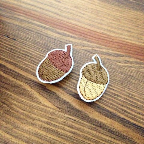 刺繍ブローチ　「どんぐり」