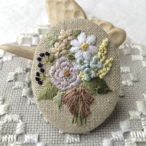 「茶色のリボンの花束」刺繍ブローチ　ハンドメイド