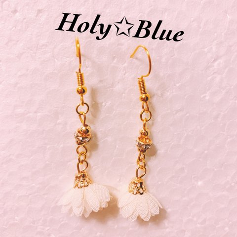 ヒラヒラお花のピアス(白)