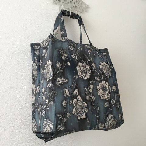 ブルーローズ　タイト・アンド・タイディ・トートバッグ; Midnight Blue Rose Tight ‘n’ Tidy Tote Bag、エコバッグ、eco bag