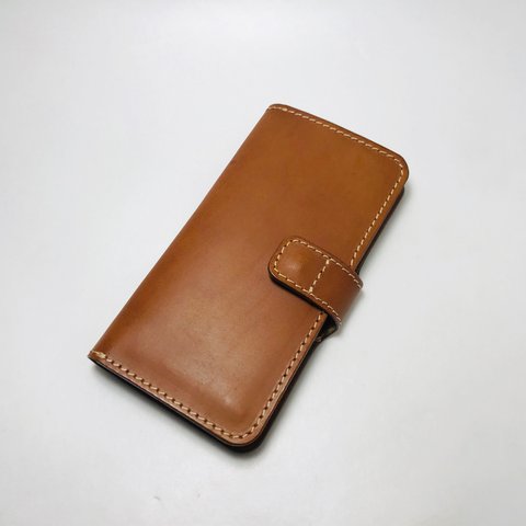 ハンドメイド・iPhone11用　キャメルカラーの手帳型スマホケース【マグネット