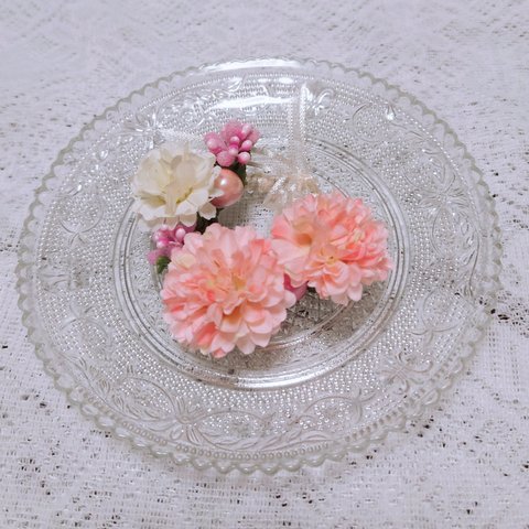 うさぎちゃん、お花のかんむりピンク、ホワイトカーネーション＆ピンクパール＆パール小花アレンジ