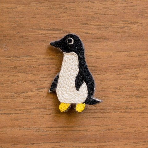 ペンギンの手刺繍ブローチ