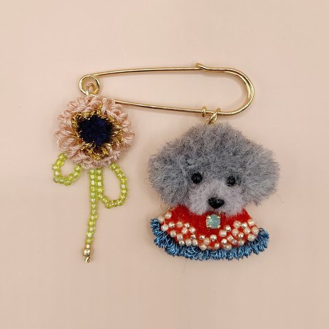 トイプードルシルバーとお花のふわふわ刺繍ブローチ　パシフィックオパールビジュー