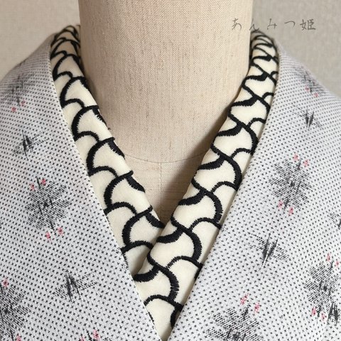 綿の刺繍半衿　モノクロの分銅繋ぎ