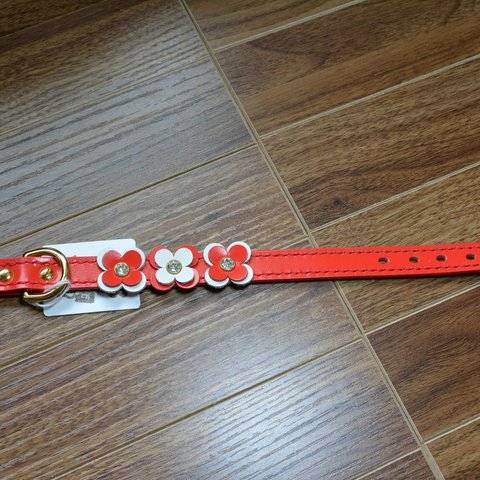 犬の革首輪　首周り約19～24cmに最適（ベルト穴調節範囲18～27cm）　バイカラー・赤革・手縫い・お花・可愛い・オリジナルデザイン
