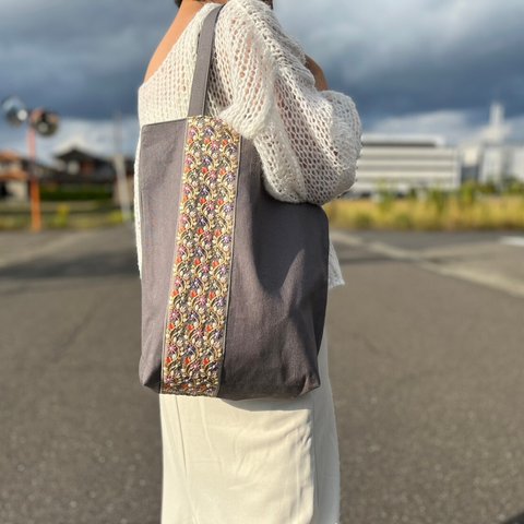 インド刺繡リボンが輝く、グレーのトートバッグ