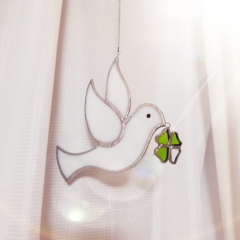 幸運を運ぶ平和のシンボル　ステンドグラス　よつばのクローバーを運ぶ白い鳩のサンキャッチャー