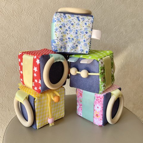 ◆ベビーキューブ◆7cm×7cm◆布おもちゃ◆選べるカラー◆赤ちゃん◆おもちゃ◆可愛い◆ウッドリング◆ウッドビーズ◆