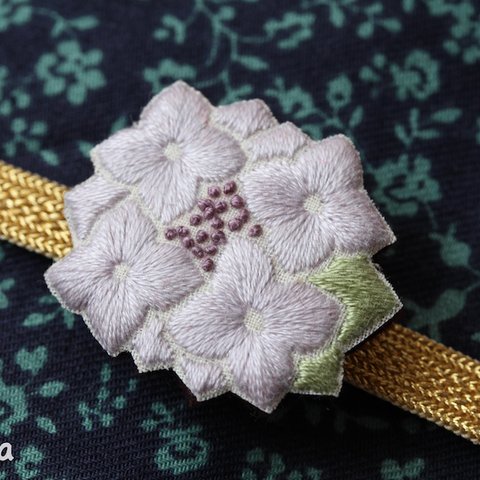 紫陽花の刺繍帯留め（紫）