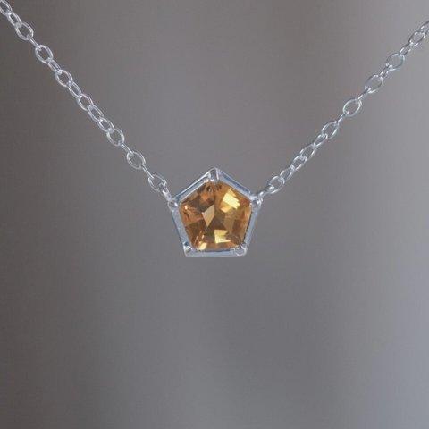 11月の誕生石 Citrine fimmhyrningur necklace　シトリン五角形ネックレス　天然石オレンジイエロー　シルバー