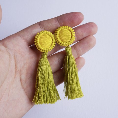 黄緑　刺繍　フリンジ　イヤリング・ピアス