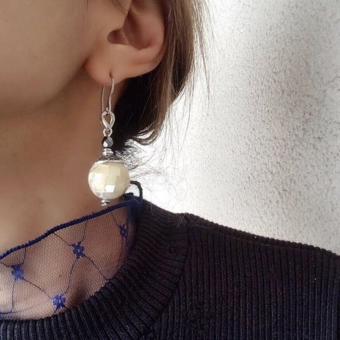 shell ball . ステンレス ポスト ハンドメイド ピアス ビッグ ステンレス フック シルバー メタル キヘイ チェーン ホワイト モザイク シェルボール ブラック クリア チェコガラス