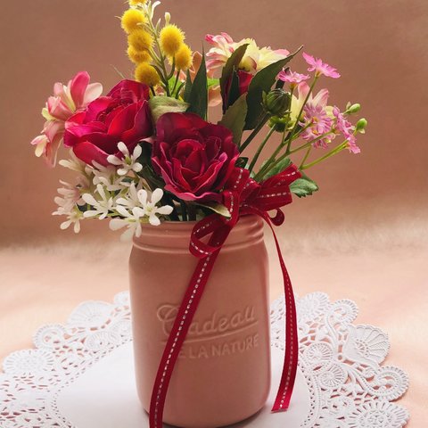 送料無料　春のフラワーアレンジメント　ピンクのローズ　ミニデージー　ミモザ