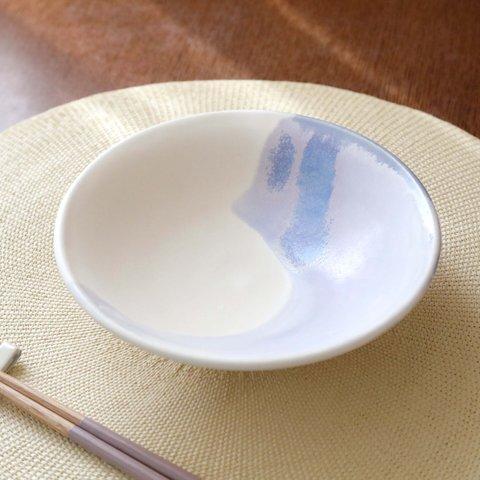 [outlet] 白マット釉と淡いブルーの刷毛目鉢