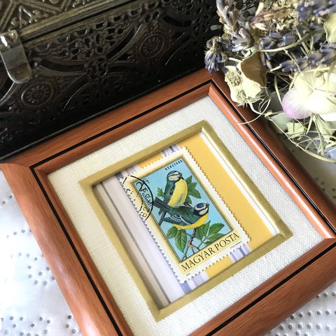 外国切手リネンのフレーム「ふたごのかわいい小鳥」ガラス入り額　ハンガリー No.112