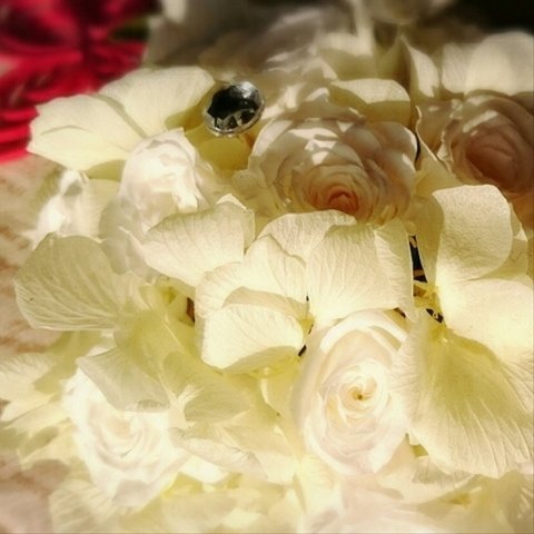 純白！オールラウンド型のバラと紫陽花のアレンジメント