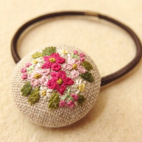 ピンクの小花ブーケ刺繍 くるみボタンヘアゴム