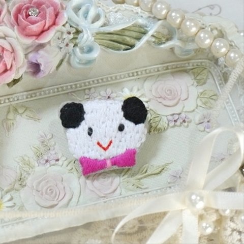 おすまし パンダ ♡ 刺繍 ブローチ