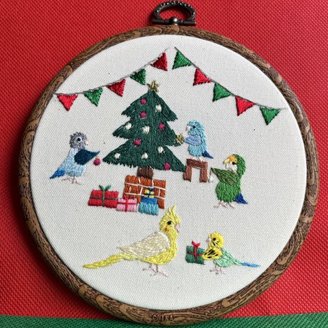 送料無料♪刺繍の壁飾り　小鳥さんみんなで楽しいクリスマス🎄　オカメインコ　セキセイインコ　ボタンインコ　コザクラインコ　マメルリハインコ