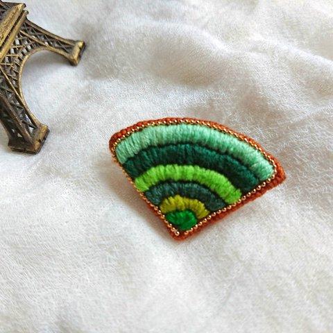 緑色が映える 手刺繍 ブローチ 貝殻 送料無料