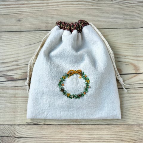 クリスマスリース刺繍の小さな巾着　黄